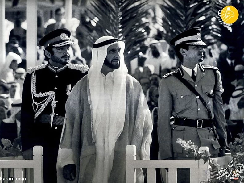 شیخ زاید بن سلطان آل نهیان ، شیخ خلیفه بن زاید آل نهیان و شیخ مبارک بن محمد آل نهیان در حال تماشای رژه سربازان نیروی دفاع ابوظبی
